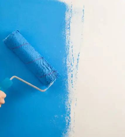 Sauberer Farbauftrag mit der Walze bei Renovierung im Raum Göppingen